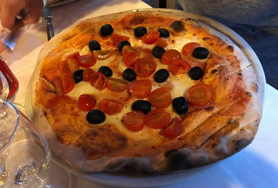 Pizza Pomodorini e Olive nere
